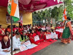 झारखंड: महिला आरक्षण लागू करने की मांग को लेकर महिला कांग्रेस ने किया धरना प्रदर्शन