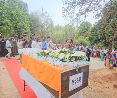 तिरंगे में लिपट कर गांव पहुंचा झारखंड सिमडेगा के शहीद जवान किशोर बाड़ा का शव तो बिलख उठा पुरा गांव