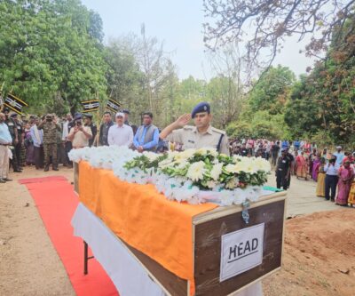 तिरंगे में लिपट कर गांव पहुंचा झारखंड सिमडेगा के शहीद जवान किशोर बाड़ा का शव तो बिलख उठा पुरा गांव
