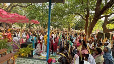 प्रभु यीशु मसीह के यरूशलेम नगर में विजयपूर्वक प्रवेश की स्मृति में मनाये जाने वाले खजूर पर्व को लेकर मसीही समुदाय खजूर की डालियों के साथ चर्च में मिस्सा पूजा में शामिल हुए।