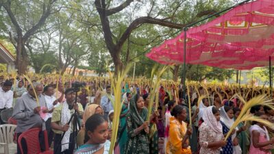 प्रभु यीशु मसीह के यरूशलेम नगर में विजयपूर्वक प्रवेश की स्मृति में मनाये जाने वाले खजूर पर्व को लेकर मसीही समुदाय खजूर की डालियों के साथ चर्च में मिस्सा पूजा में शामिल हुए।
