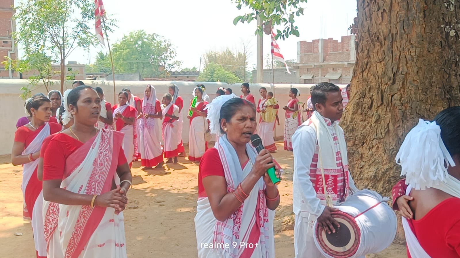 धूमधाम से मनाया जा रहा सरहुल, जोहार सरना से गूंज रहा है झारखंड